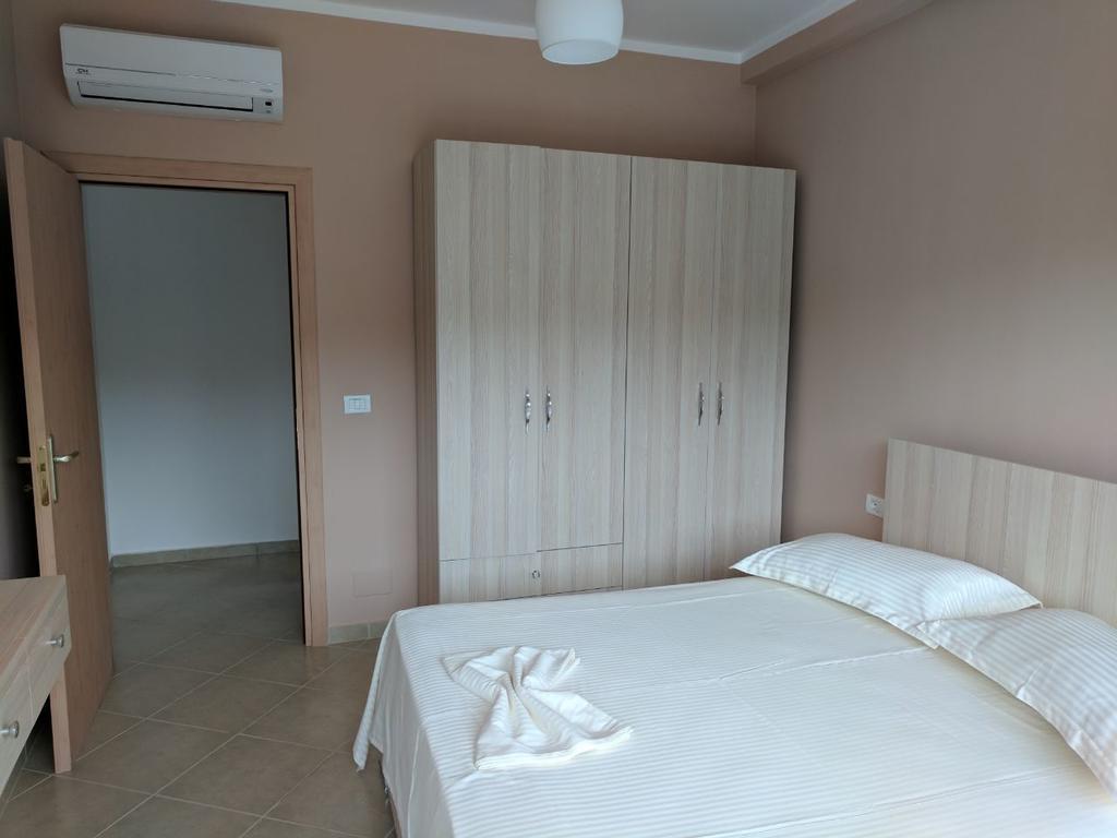 Eme Apartments - Kompleksi Lura 2 Gjiri I Lalzit ドゥラス エクステリア 写真