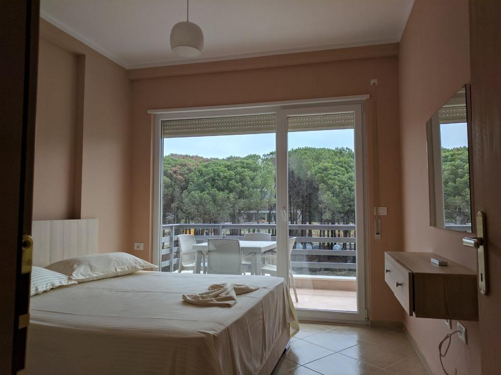 Eme Apartments - Kompleksi Lura 2 Gjiri I Lalzit ドゥラス エクステリア 写真